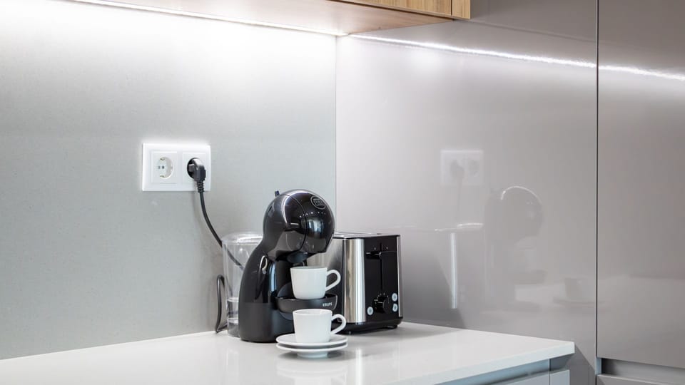 Start your mornings right with freshly brewed coffee from the espresso machine, alongside a quick toast, all within this conveniently appointed kitchen space. Everything you need for a delightful breakfast is readily available for a relaxed start to your 