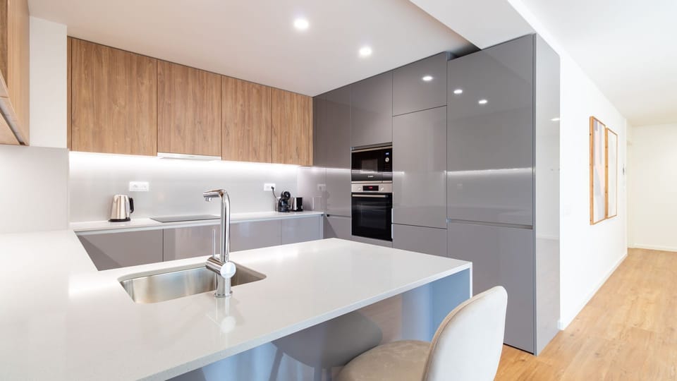 Discover a chef's dream in this fully equipped, stylish kitchen, boasting integrated appliances and abundant counter space for all your culinary adventures. From quick snacks to gourmet meals, everything you need is at your fingertips.