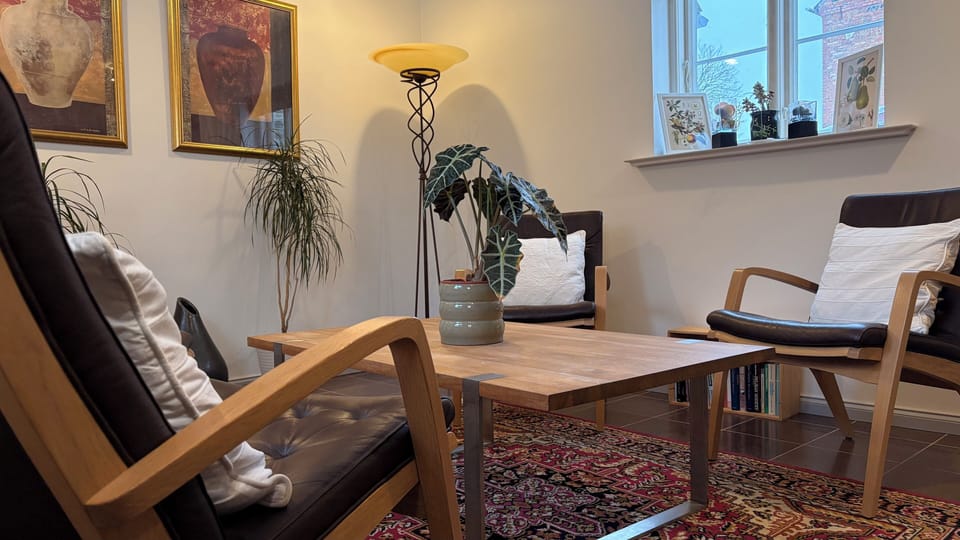 Standard Room, 1 Double Bed, Non Smoking | Living area | Flat-screen TV