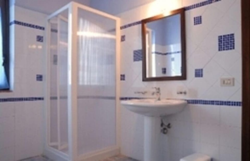 Apartment, 2 Bedrooms | Bathroom | Shower, free toiletries, hair dryer, bathrobes