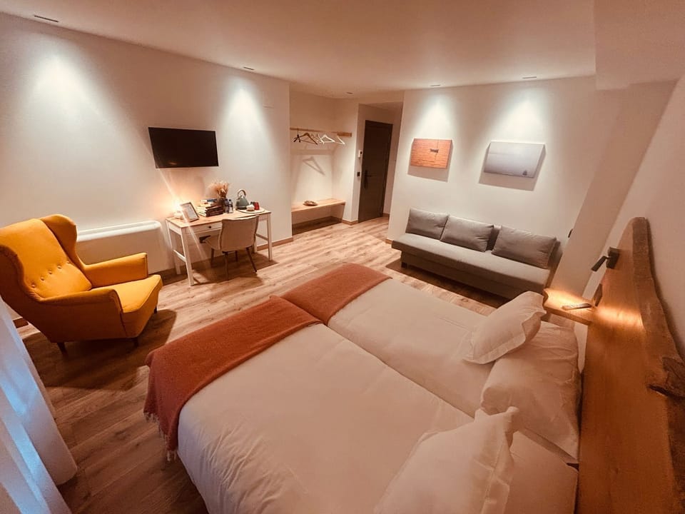 Desk, laptop workspace, WiFi (free)
