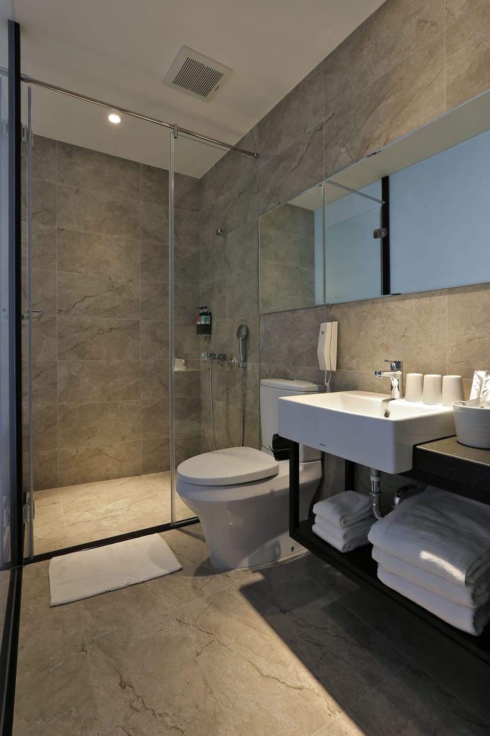 Deluxe Triple Room, 2 Double Beds | Bathroom | Shower, free toiletries, hair dryer, slippers