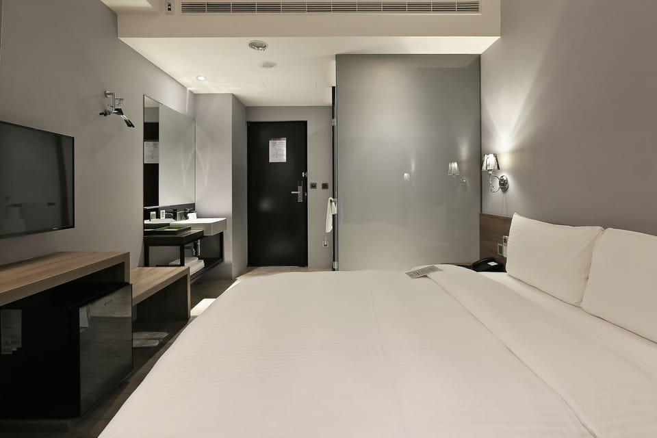 Premium bedding, down comforters, in-room safe, desk