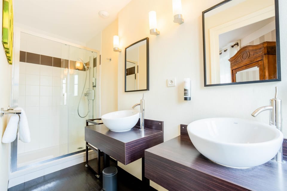 Superior Room, 1 Queen Bed, Non Smoking, Sea View | Bathroom | Hair dryer, towels