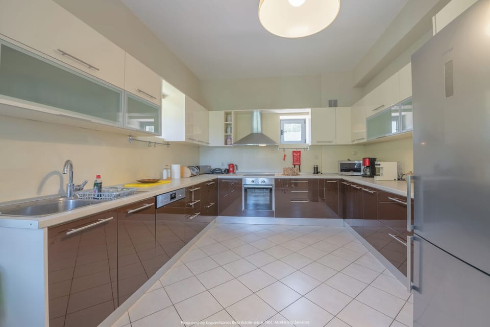 Villa | Private kitchen | Full-size fridge, microwave, oven, stovetop