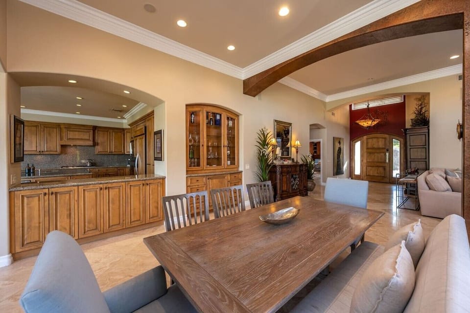 Dining room: 8-person table with chairs