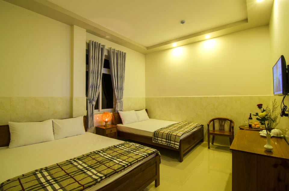 Family Room | Minibar, desk, free WiFi