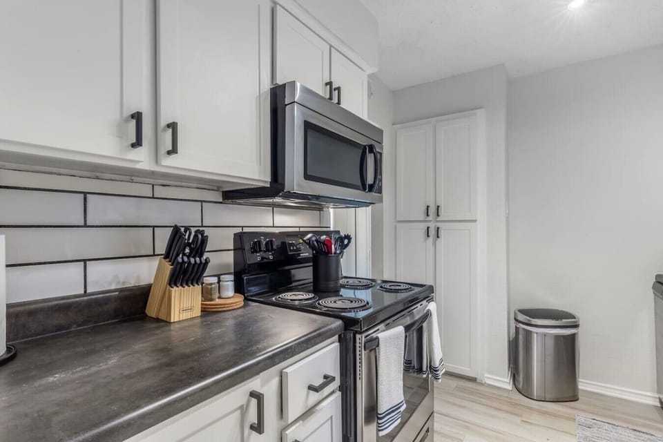 Fully equipped kitchen with modern appliances, perfect for preparing meals during your stay in Arlington. A convenient option for longer stays, game weekends, or concert trips near AT&T Stadium