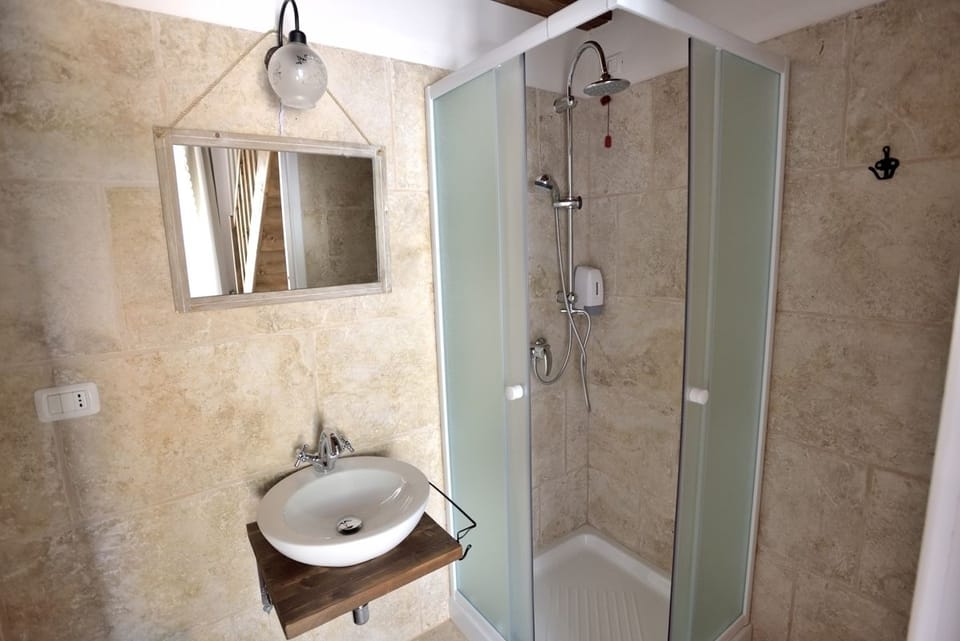Triple Room (Mandorlo) | Bathroom | Shower, free toiletries, hair dryer, bathrobes