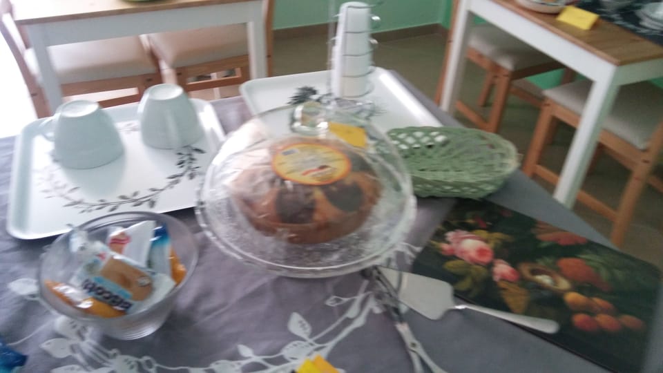 Full breakfast for a fee on weekdays