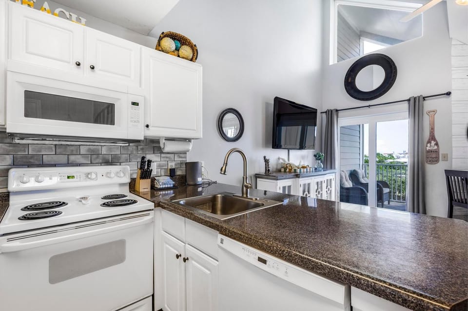 Condo, Multiple Beds (Grand Caribbean 423) | Private kitchen