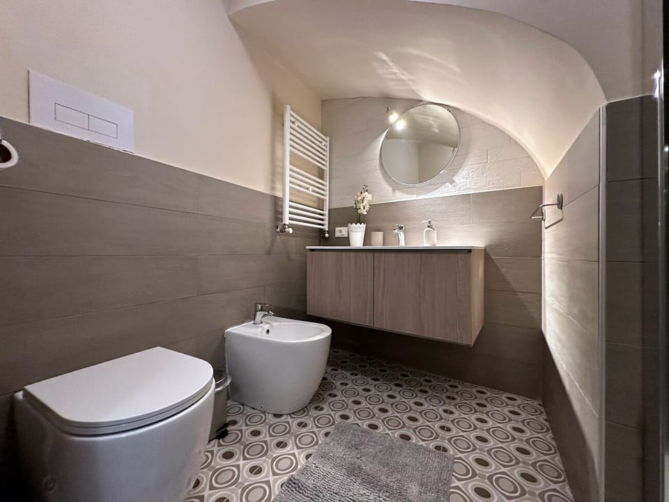 Apartment, 1 Bedroom | Bathroom | Shower, free toiletries, hair dryer, bidet