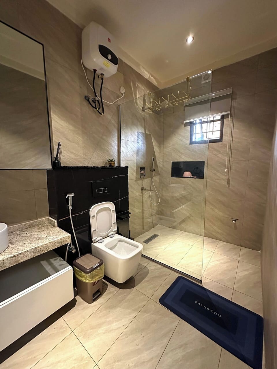 Deluxe Room, Balcony, City View | Bathroom | Towels, soap, shampoo, toilet paper