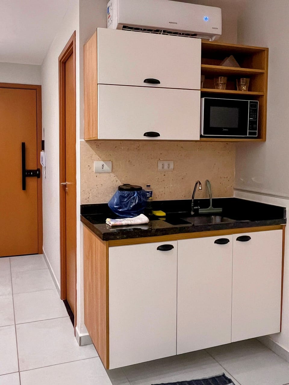 Studio | Private kitchen | Mini-fridge, microwave, stovetop, cookware/dishes/utensils