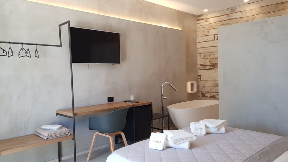 Design Suite | Frette Italian sheets, down comforters, minibar, soundproofing