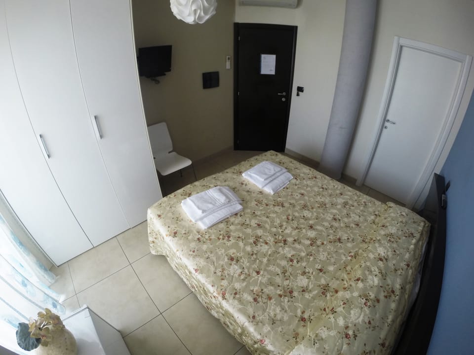 Double Room | Premium bedding, desk, soundproofing, free WiFi