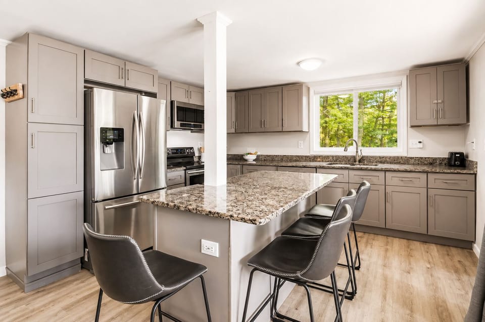 Fully equipped kitchen and dining area in this cozy Barnstead Locke Lake home.