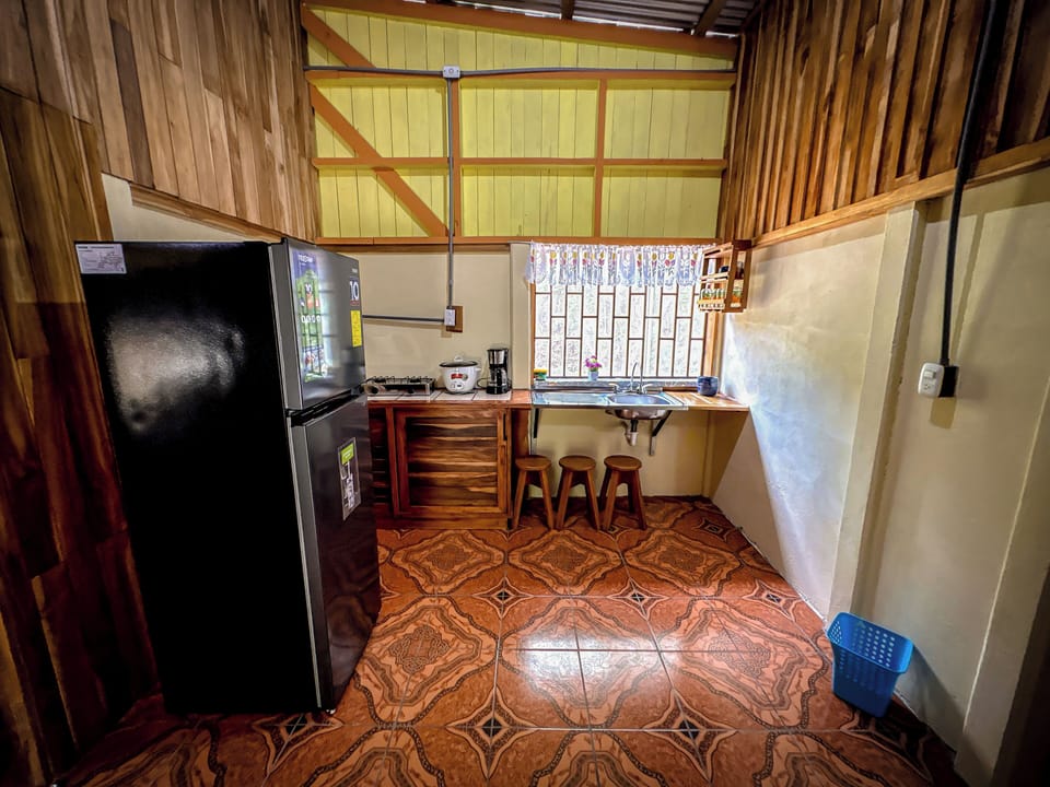 Full-size fridge, stovetop, cookware/dishes/utensils