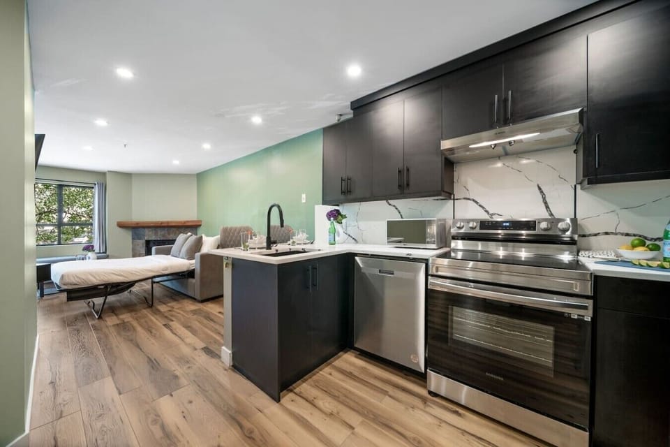 Fully equipped kitchen with full-size appliances.