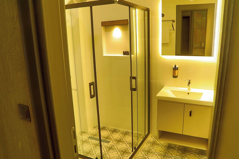 Deluxe Double Room | Bathroom | Free toiletries, hair dryer, slippers, towels