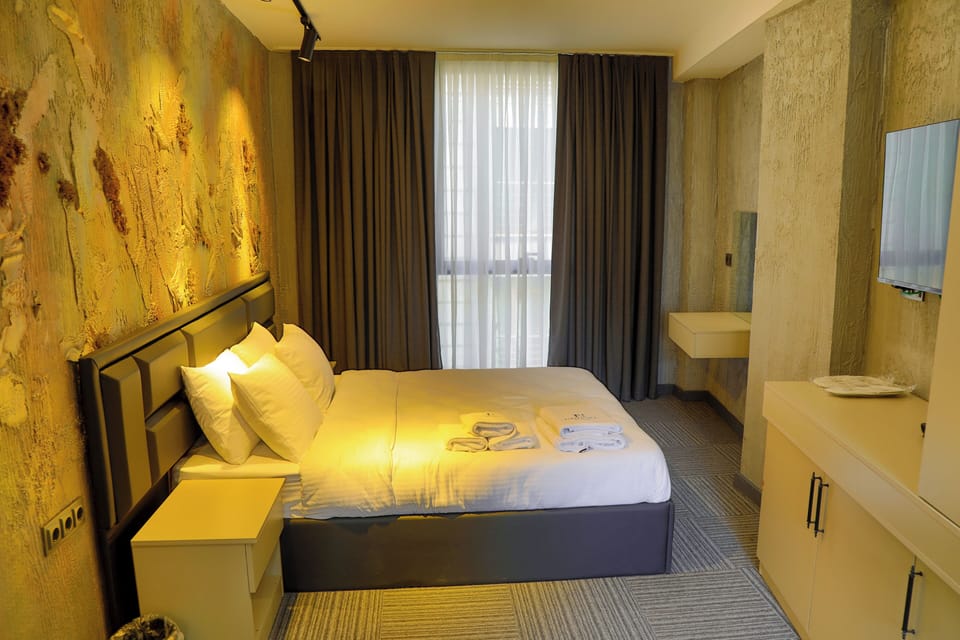Deluxe Suite | In-room safe, desk, laptop workspace, soundproofing