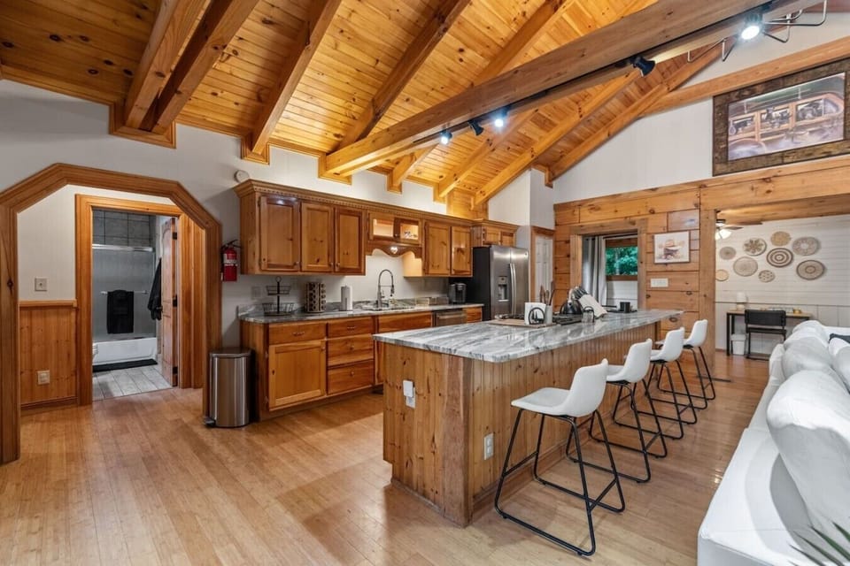 Our fully stocked kitchen will certainly please the ladies