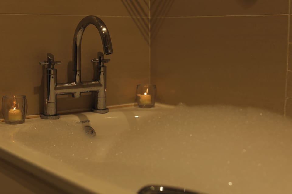 Deluxe Double Room, 1 King Bed | Bathroom | Combined shower/tub, towels