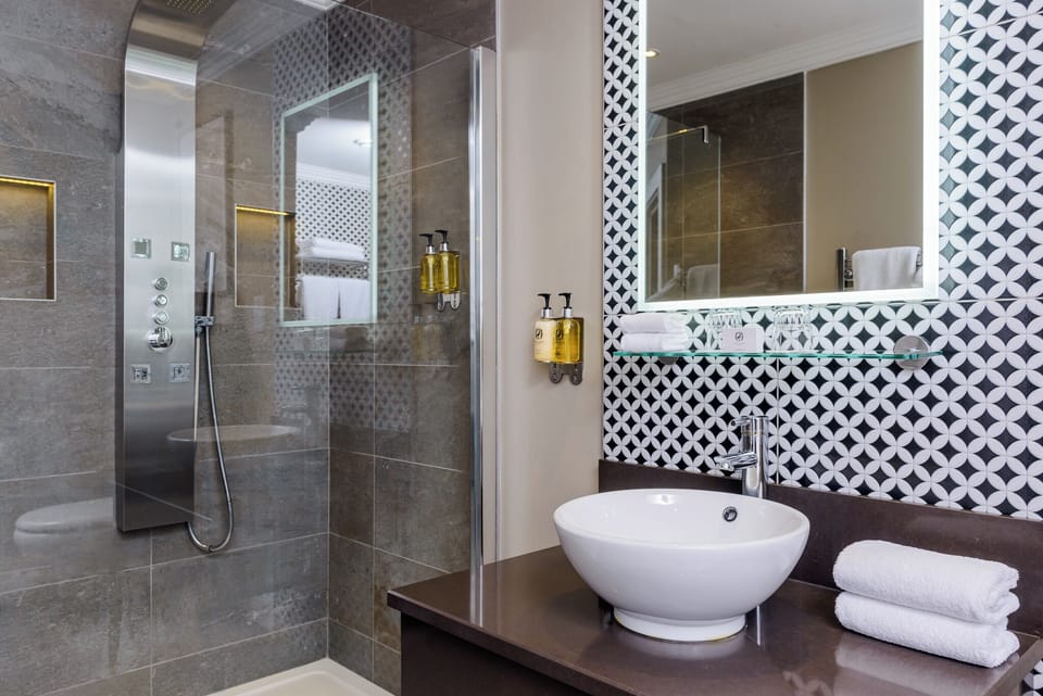 Junior Double Room, 1 Bedroom | Bathroom | Combined shower/tub, towels