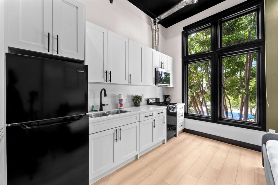 ❄️ Sleek surfaces and thoughtful storage keep everything easy, from arrival to departure.