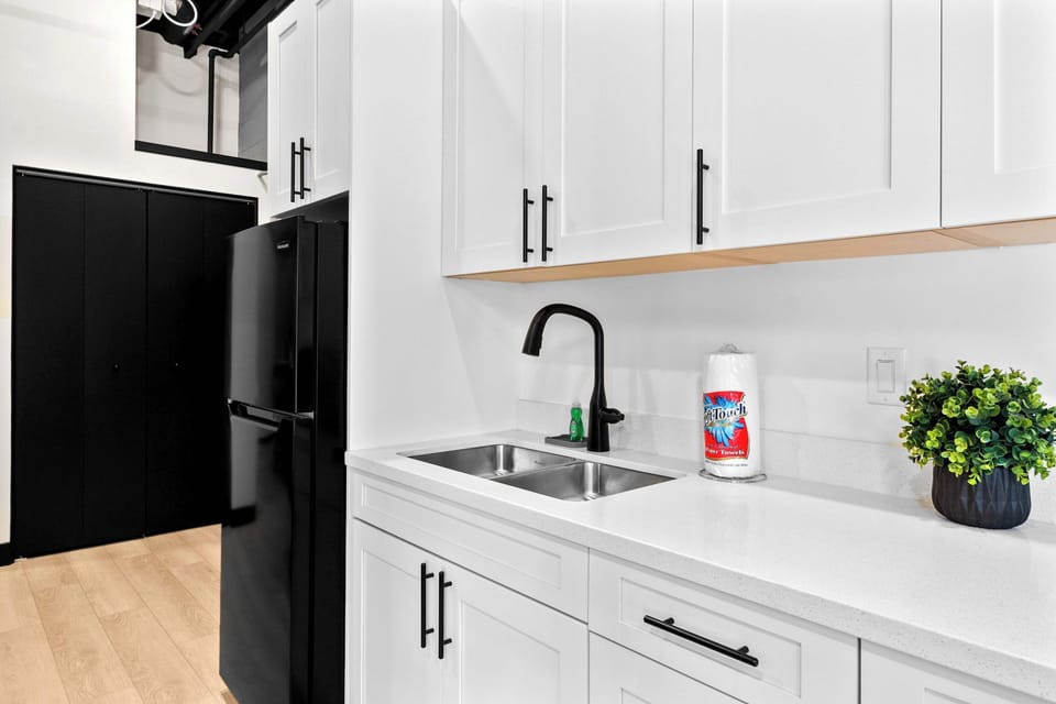 🌱 Fresh details and clean counters make cooking here feel effortless, even on a short stay.