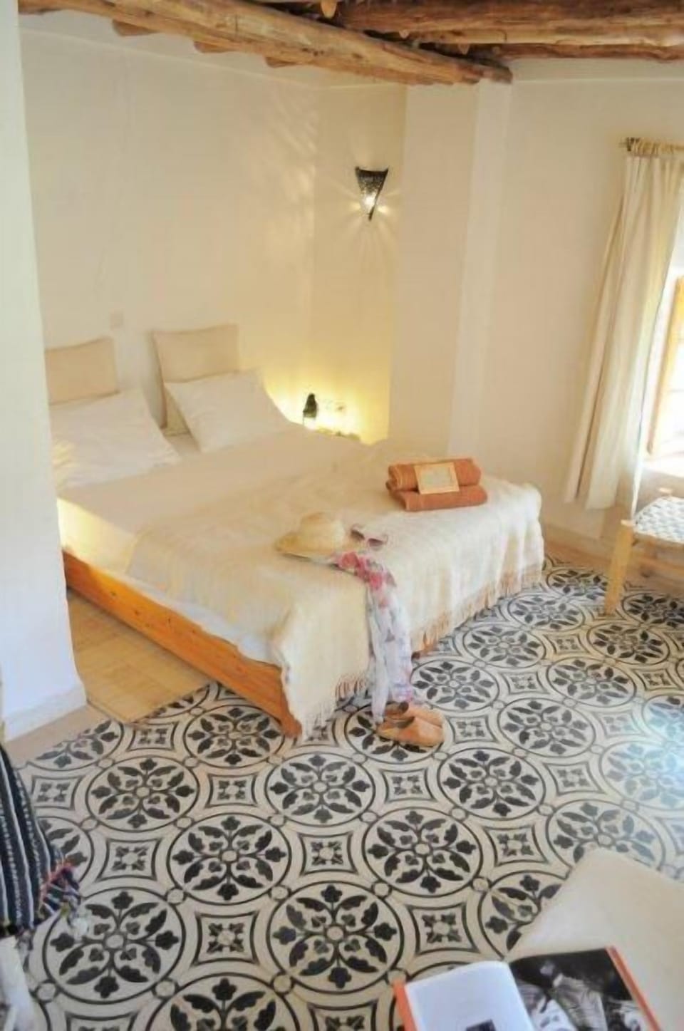 Premium bedding, in-room safe, desk, free cribs/infant beds