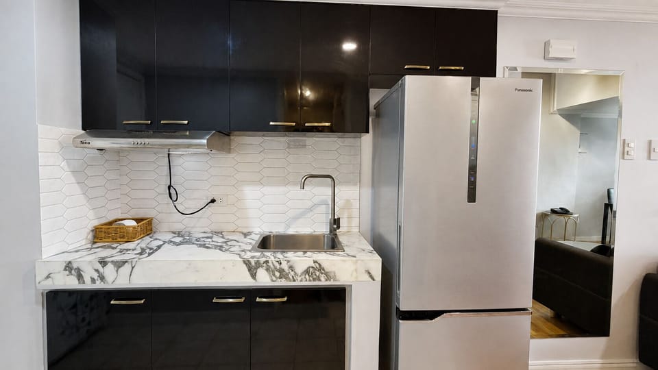 Deluxe Apartment, City View | Private kitchen