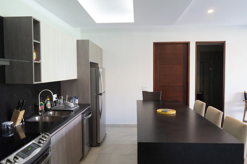Deluxe Condo, Pool View | Private kitchen