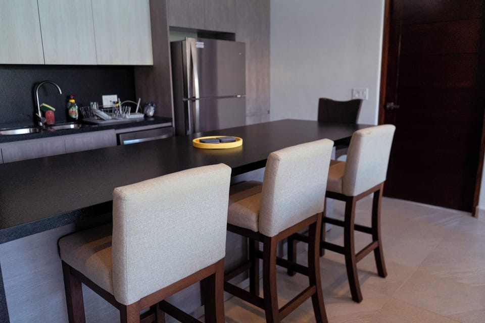 Deluxe Condo, Pool View | Private kitchen