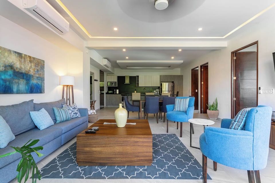 Deluxe Condo, Pool View | Living area