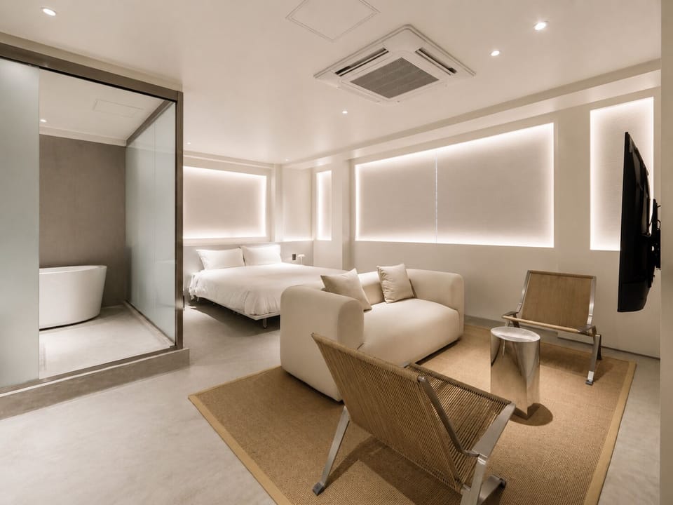 Deluxe Double Room | Blackout drapes, iron/ironing board (on request), WiFi (free)