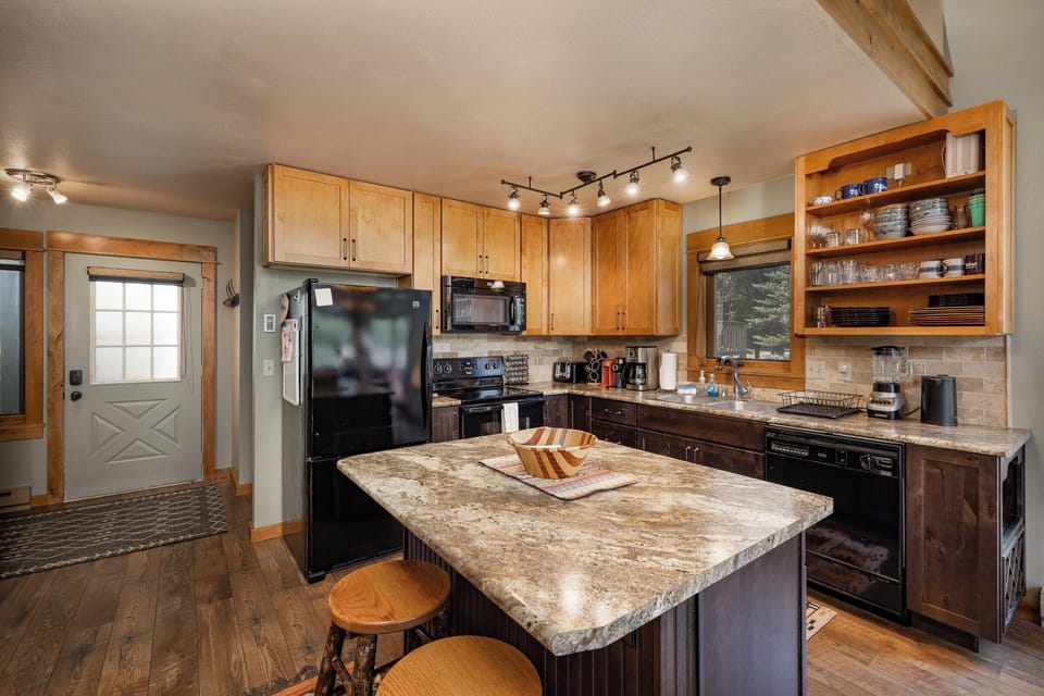 Fully equipped kitchen making home-cooked meals easy and convenient | Main Level