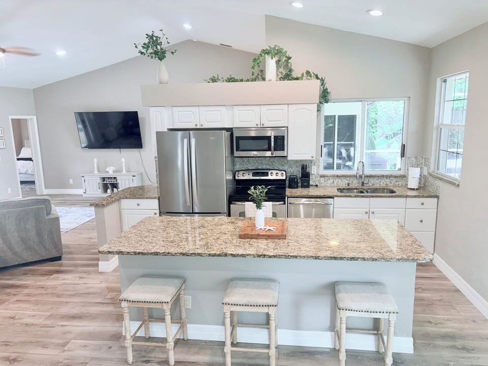 Kitchen w/ Island