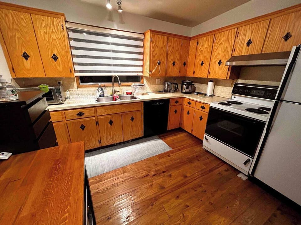 Equipped kitchen space