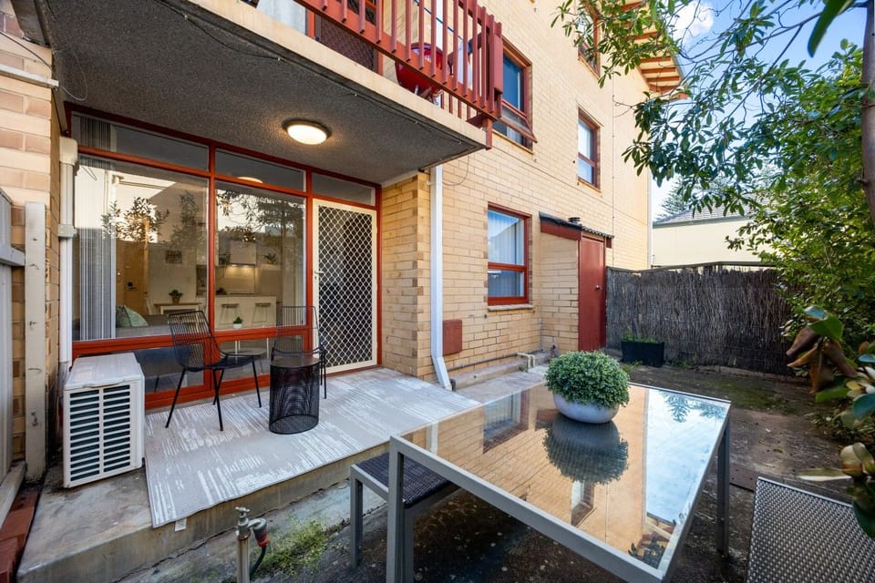 Start the morning outdoors with fresh coffee or unwind in the private courtyard surrounded by established greenery and a relaxed coastal ambience.