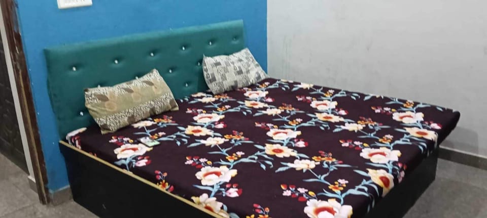 Rollaway beds (surcharge), WiFi (free), bed sheets