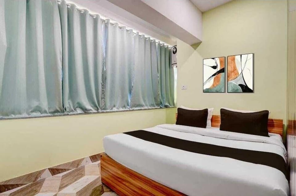 Deluxe Room | Rollaway beds (surcharge), bed sheets