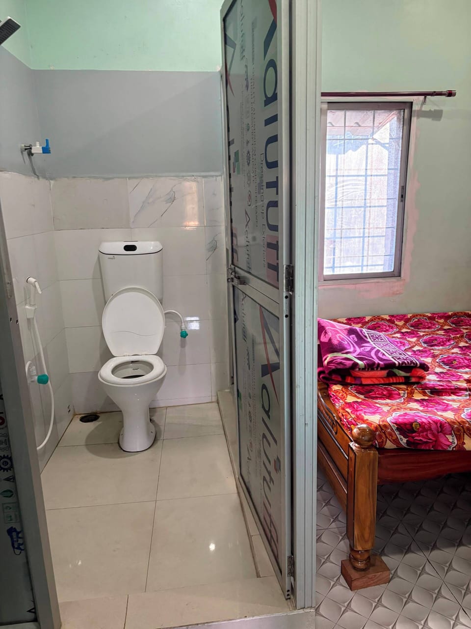 Double Room | Bathroom | Shower, soap, shampoo