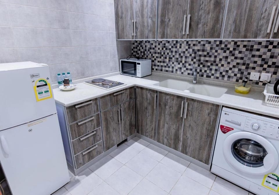 Economy Apartment, 3 Bedrooms | Private kitchen