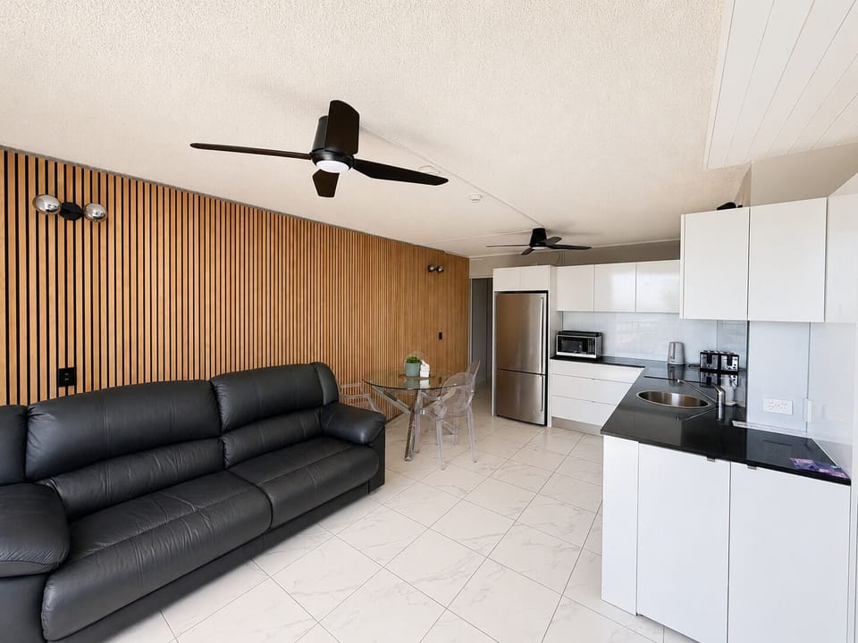 Standard Apartment, 1 Queen Bed, Kitchen, Ocean View | Living area