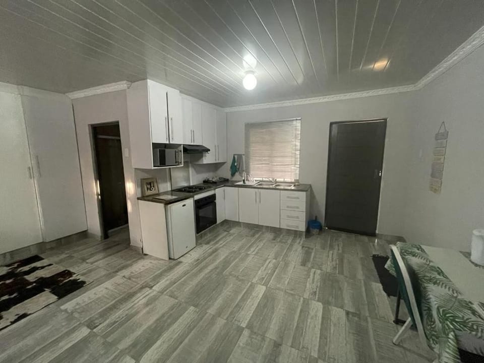 Mini-fridge, microwave, oven, stovetop