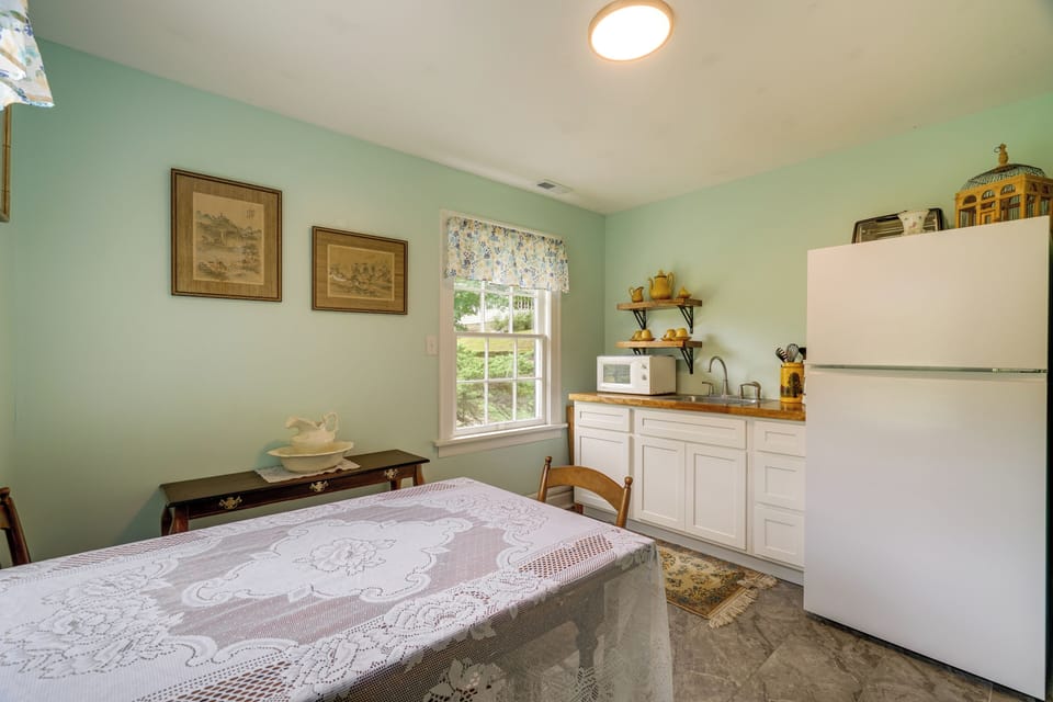 Kitchenette | Dining Area | Dishes & Flatware Provided