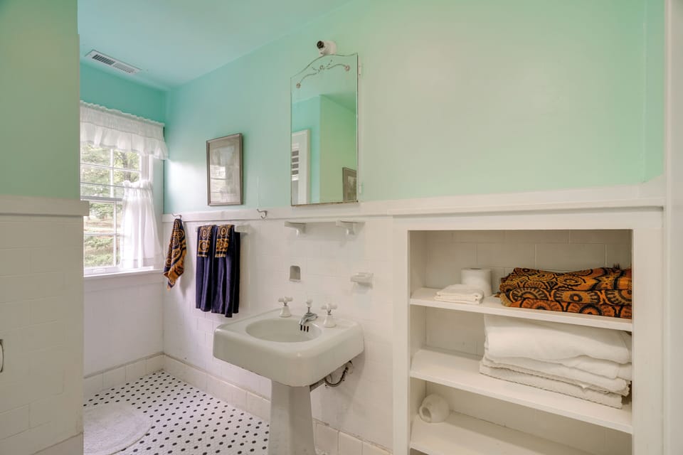 Full Bathroom | Towels & Linens Provided