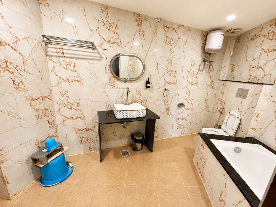 Suite | Bathroom | Free toiletries, hair dryer, towels, soap