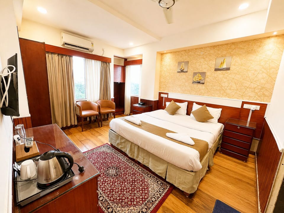 Suite | Hypo-allergenic bedding available, desk, laptop workspace, WiFi (free)